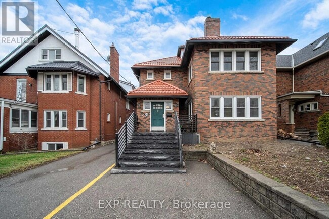 Building Photo - 896 Avenue Rd