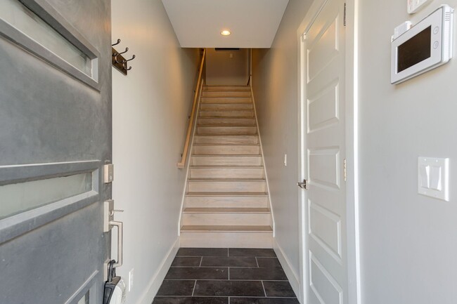 Building Photo - This luxurious 2BD/3BTH townhome in the he...