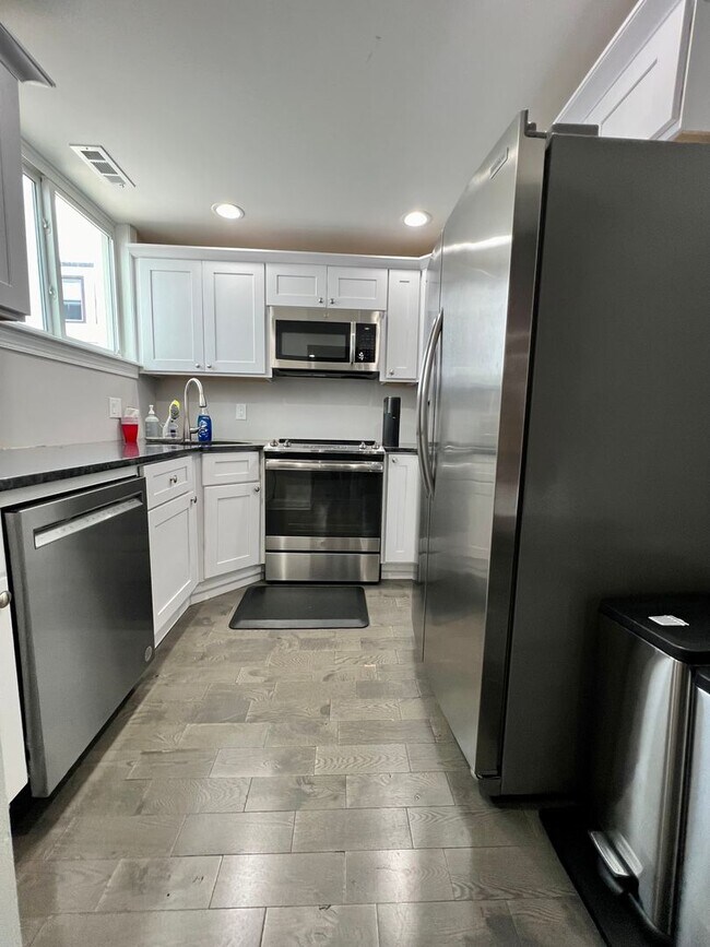 Building Photo - Stunning 2-Bedroom Townhome in Lower Moyam...