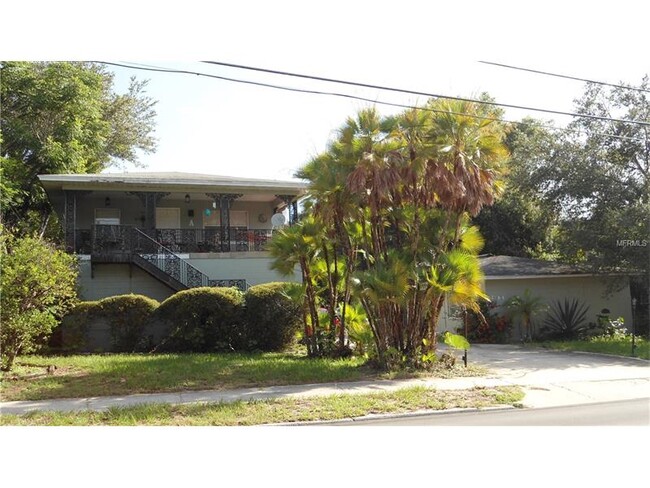 Front of Complex - 916 E Lime St