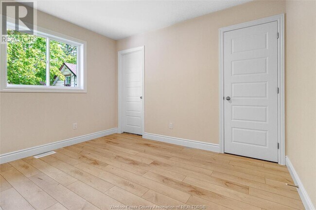 Photo du bâtiment - 907 McKay Ave