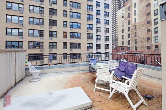 Foto del edificio - 326 E 35th St