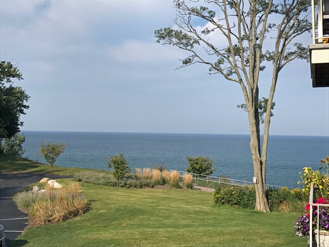 Building Photo - 3622 Lakeshore Dr