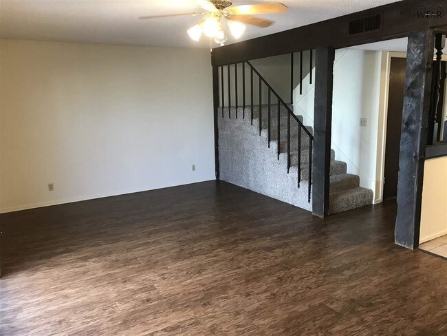 Building Photo - 4594 Mistletoe Dr