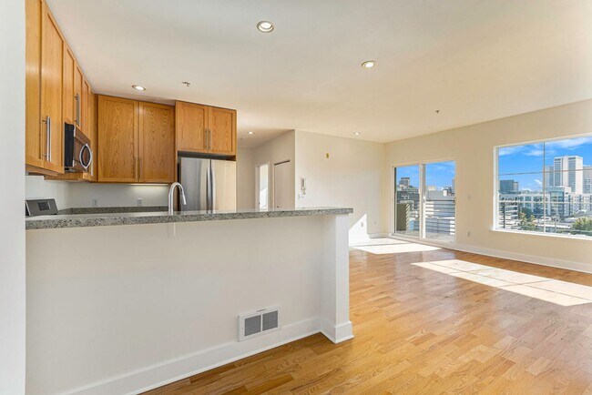 Foto del edificio - 371 30th St #403 - 2 bedroom | 2 bath | Up...