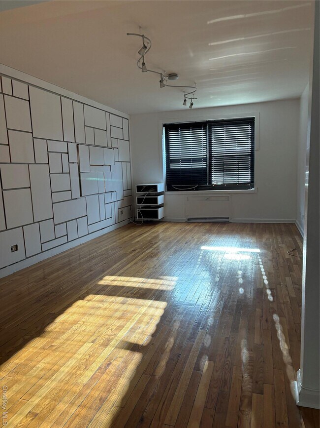 Foto del edificio - 73-11 Bell Blvd