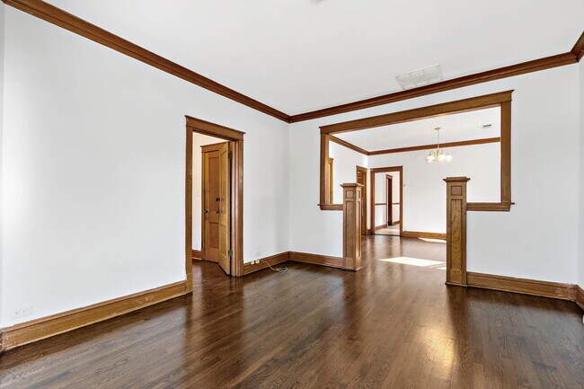 Building Photo - 4832 W Cornelia Ave
