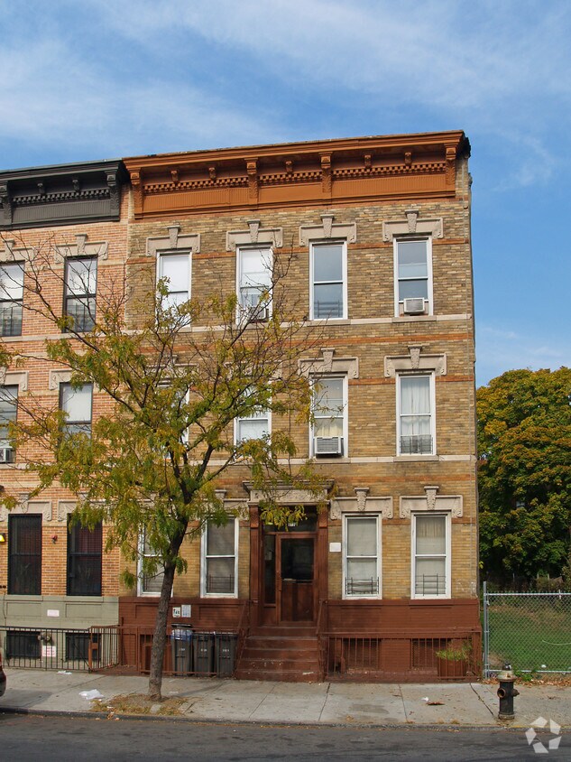 Building Photo - 679 Halsey St