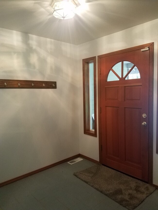Building Photo - 4 Bedroom Poulsbo Home