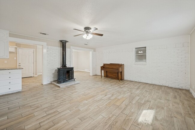 Building Photo - 213 Dorris Dr