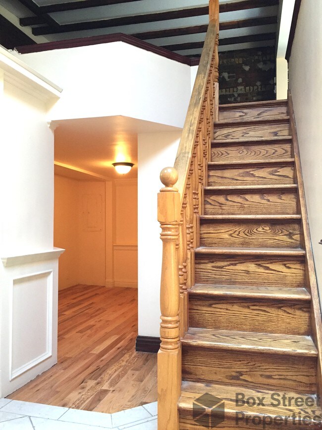 Building Photo - 451 Grandview Ave