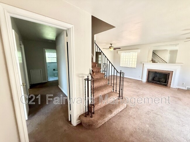 Building Photo - 2527 Versailles Ave