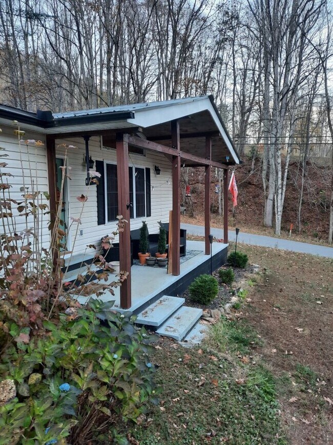 Foto del edificio - $2,500 - 4 Bedroom, 2 Bathroom Unfurnished Home in the Balsam Community