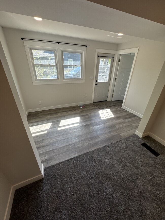 Building Photo - 914 Lakeside Ave