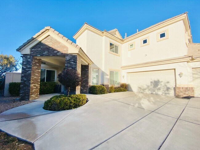 Foto del edificio - Beautiful 2 Story home in Queensridge guard gated community with spacious 5 bedrooms & 4 bathroom...