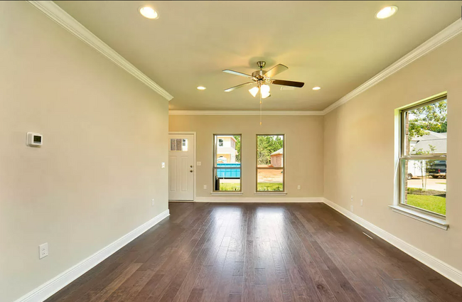 Building Photo - 7117 Glen Eagle Dr