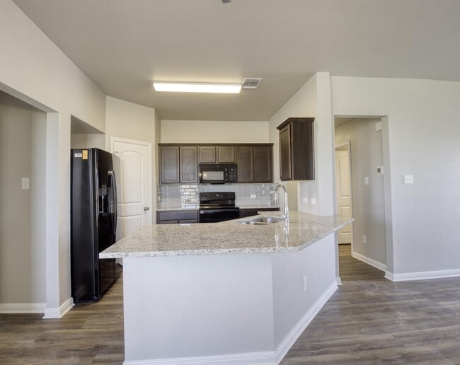 Foto del edificio - 619 Fallbrook Dr