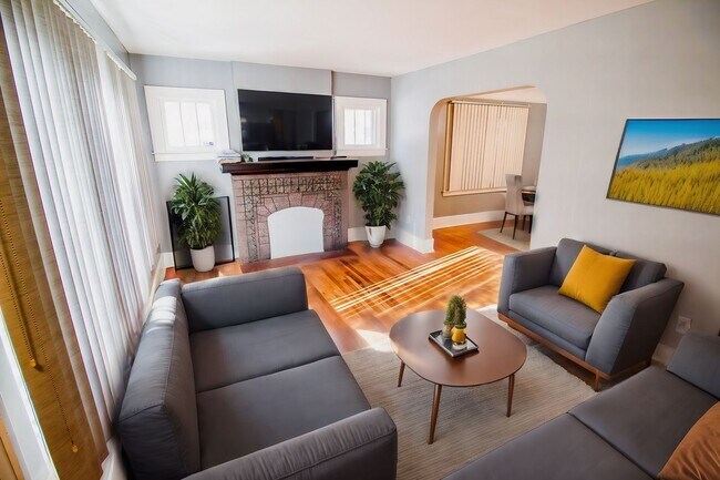 Foto del edificio - Large 4 Bedroom Home