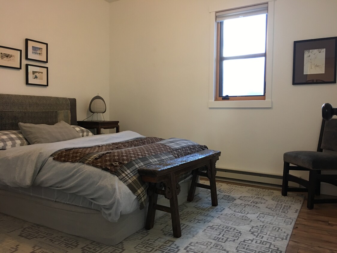 Master Bedroom with queen size bed - 328 S Tracy Ave