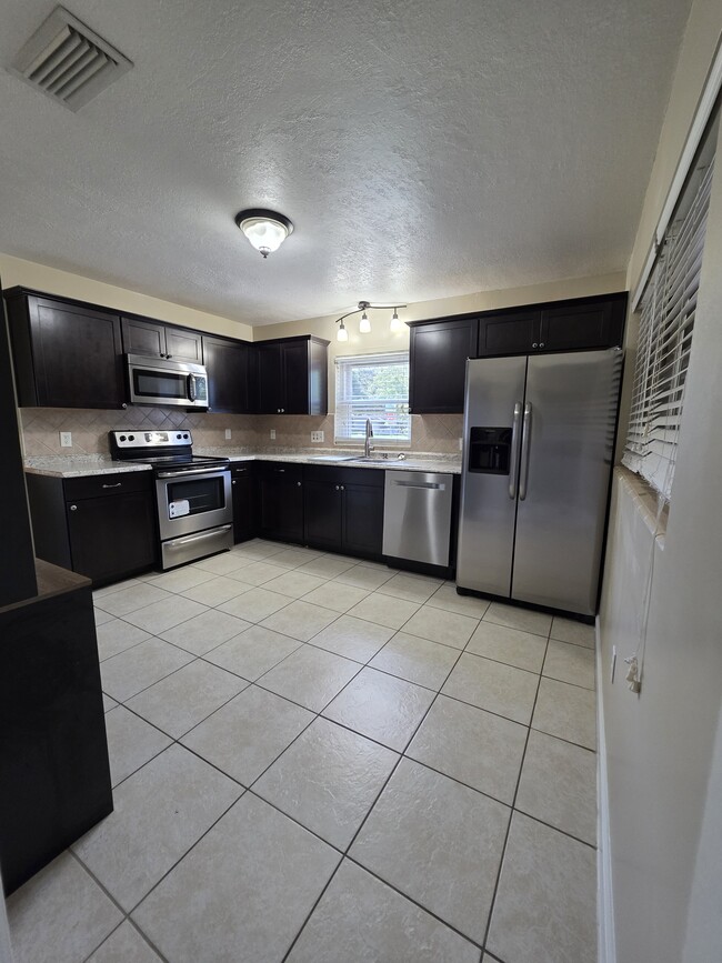 Building Photo - 1641 Meadowbrook Ave