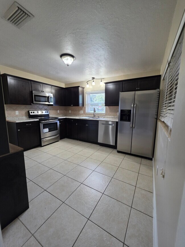 Foto del edificio - 1641 Meadowbrook Ave