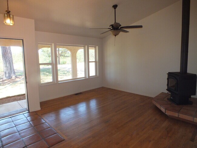 Building Photo - Apple Hill 3/2 cottage