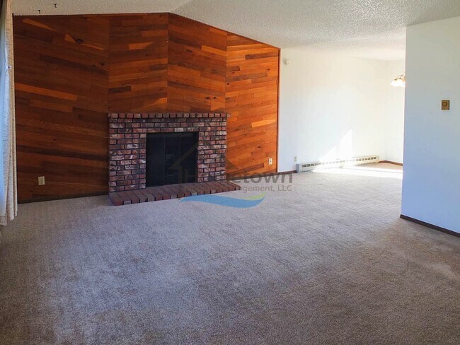 Foto del edificio - Spacious 4 Bedroom Home with Fenced Backyard & Garage