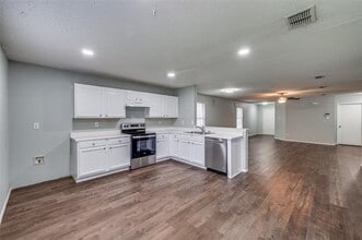 Building Photo - 8405 Seven Oaks Ln