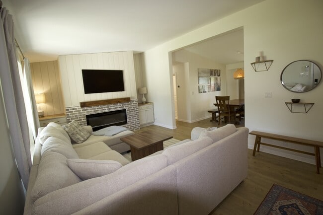 Building Photo - 2812 Stonebridge Dr