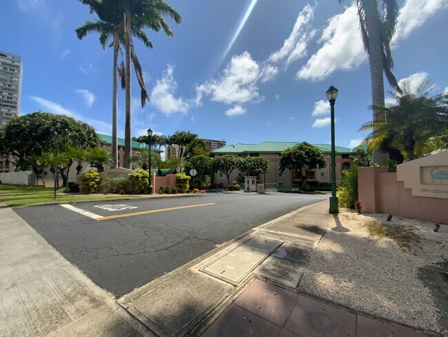 Foto del edificio - COUNTRY CLUB VILLAGE WITH 2 ASSIGNED PARKING