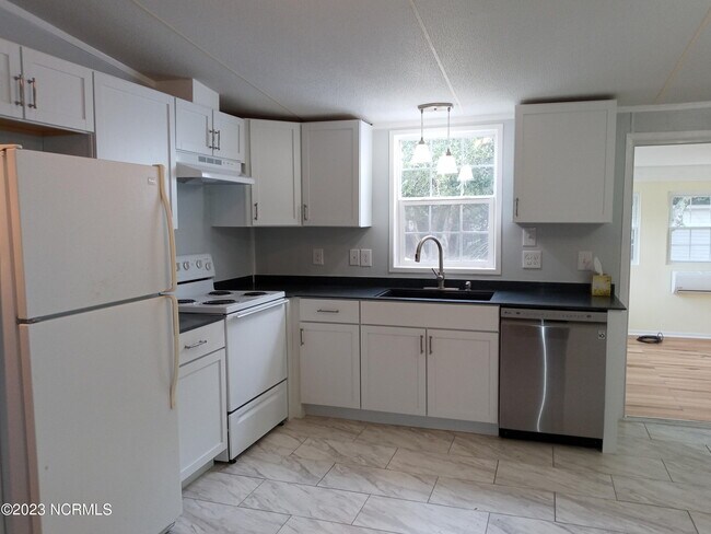 Building Photo - 261 Diamond City Dr