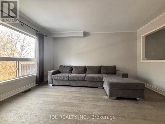 Building Photo - 557 Bondi Ave