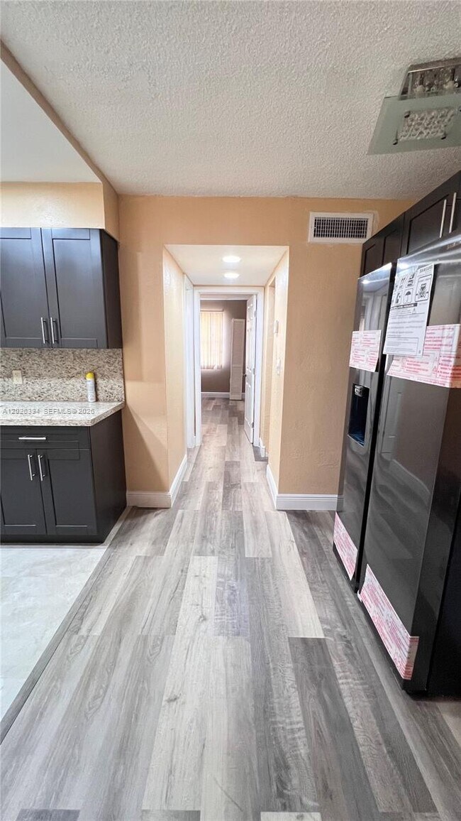 Foto del edificio - 301 NW 177th St
