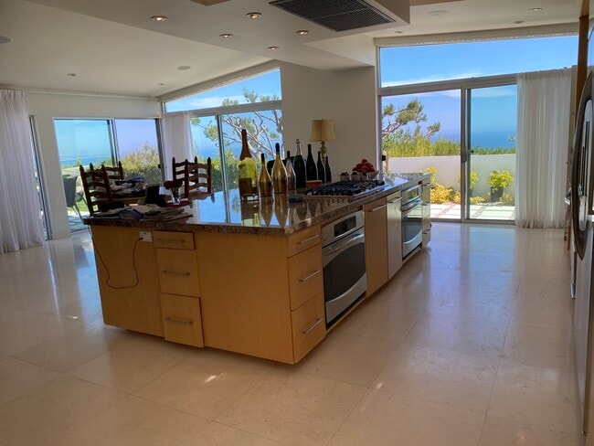 COCINA CON VISTA AL OCÉANO - 3440 Shoreheights Dr