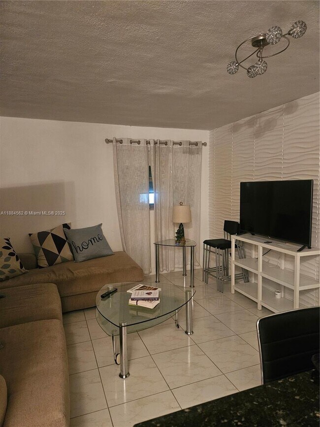 Foto del edificio - 8425 Harding Ave