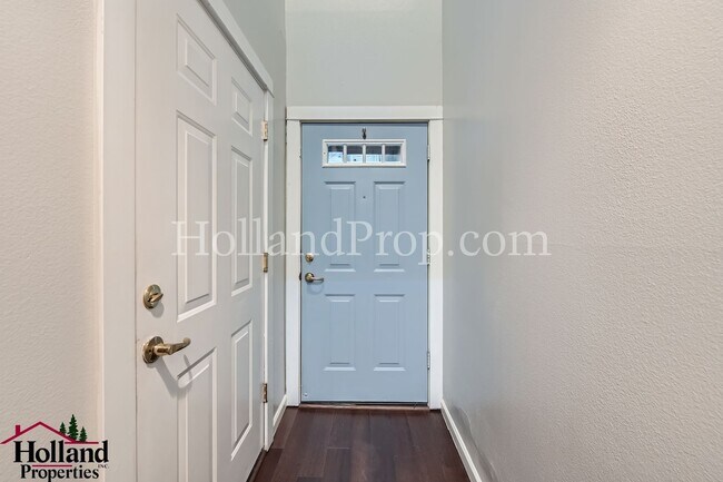 Foto del edificio - Spacious Home with High Ceilings and Modern Comforts!