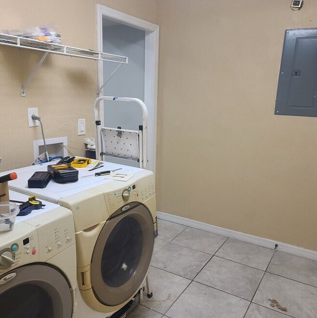 cuarto de lavandería - 650 E Warren Ave