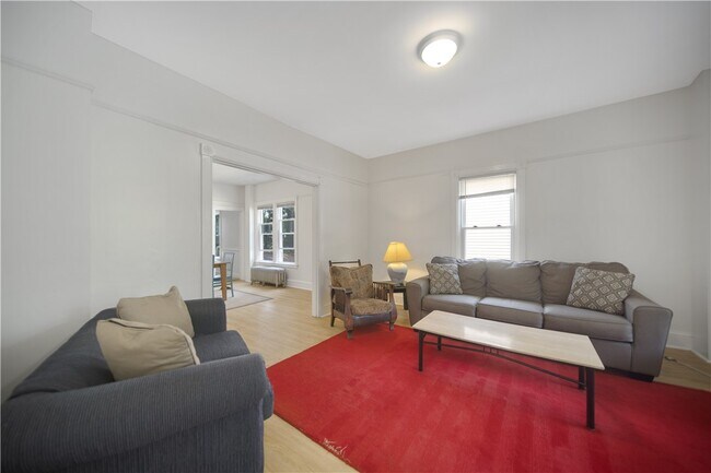 Foto del edificio - 921 E State St