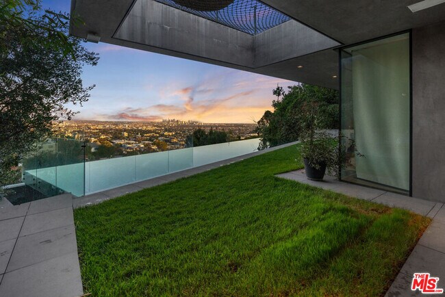 Foto del edificio - 8436 Carlton Way