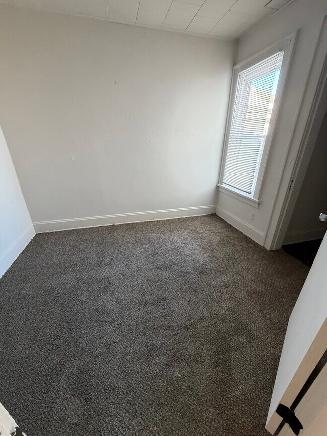 Building Photo - 304 Ewing Ave