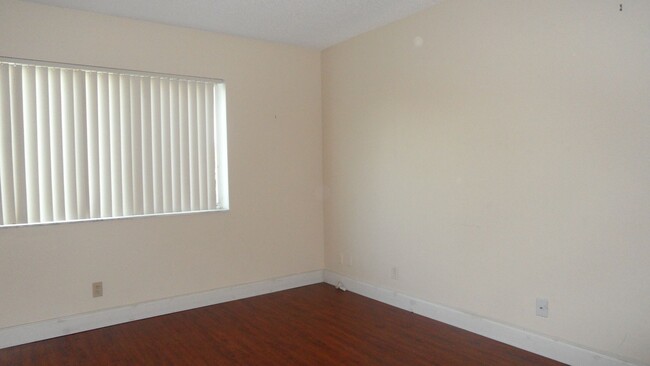 Building Photo - 2BED/2BATH
