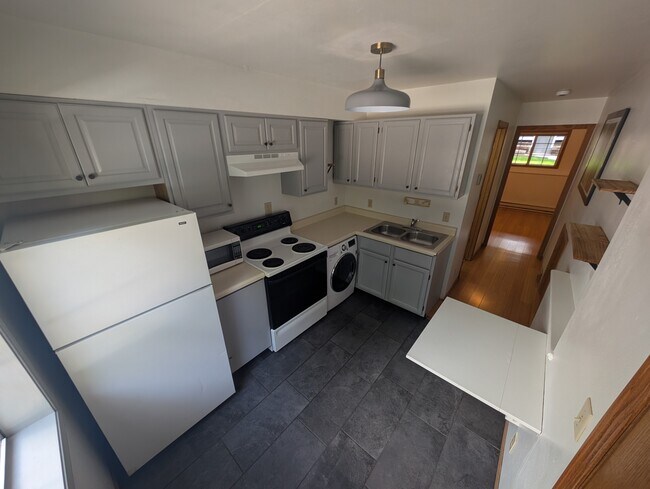 Cocina con mesa plegable - 106 Spruce Ct