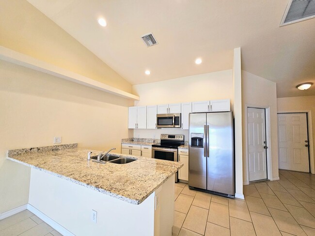 Building Photo - Stunning 3 Bed / 2 Bath Duplex w/ Garage –...