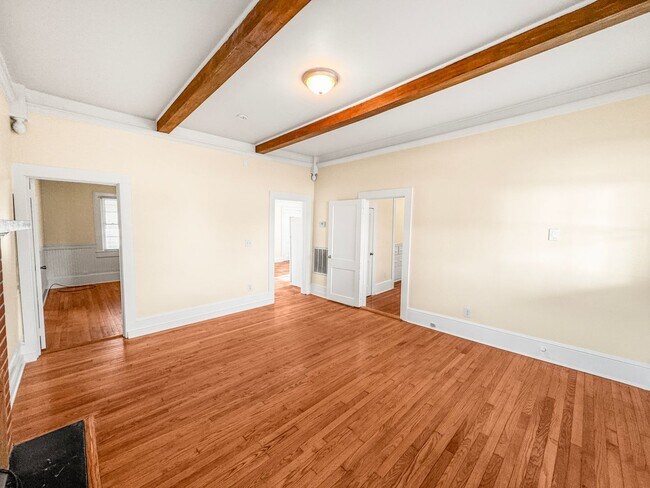 Foto del edificio - Charming older home in a peaceful, quiet neighborhood