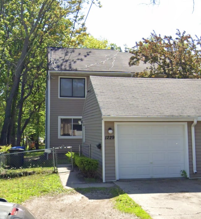 Building Photo - 1229 McCormick St