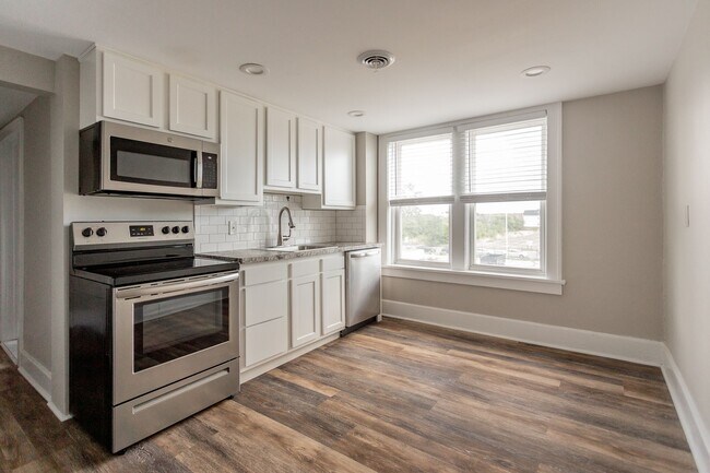 Building Photo - Historic Style, Modern Comforts, Prime Loc...