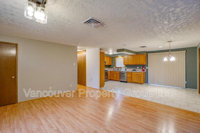 Foto del edificio - 403 NE 123rd Ave