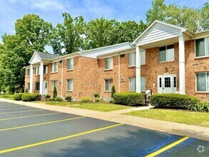 Building Photo - 1254 E West Maple Rd