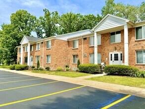 Building Photo - 1254 E West Maple Rd