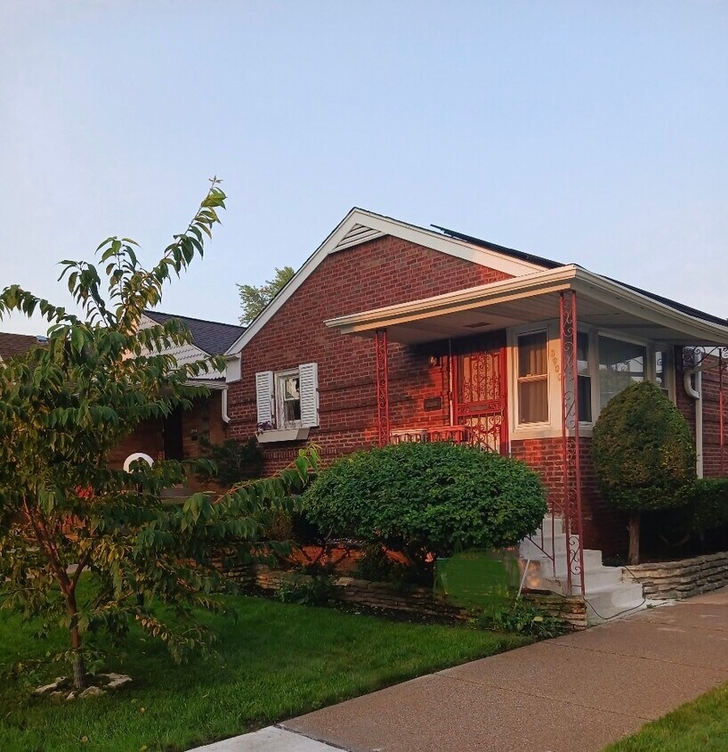 Foto principal - 8900 S Merrill Ave